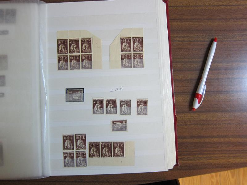 0007 (33).JPG -     Lote:    7      Ceres      Lotes Especiais       Descrição:         1924/26 &mdash; Ceres. Novas taxas e cores. Colecção em classificador, com selos novos e usados, simples e em múltiplos. Série em quadras, Variedades de clichés e erros. Inclui 7 provas e 37 exemplares, entre cartas e postais ilustrados, em todas as taxas, com excepção dos valores de 10E e 20E. 95% dos selos novos em excelente estado sem sinal de charneira. Todas as cartas de grande qualidade e em bom estado de conservação. Acompanham muitos desenhos de autoria de Eduardo Silva. Valor de catálogo dos selos novos de &euro; 32.000,00.        Lote       Valor Base:     &euro; 8.000,00     Valor Venda:     &euro; 8.000,00     